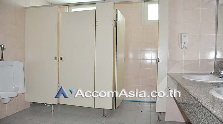 13  Office Space For Rent in Silom ,Bangkok BTS Surasak at Vorawat Building AA12861